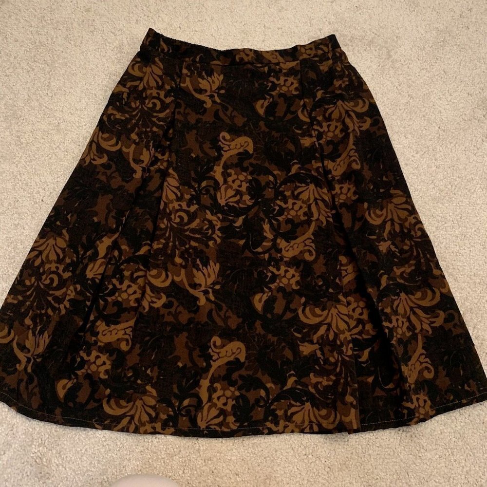 KS. Size 6P. Silky Pleated Elastic Back Zip Polyester Skirt. B26.